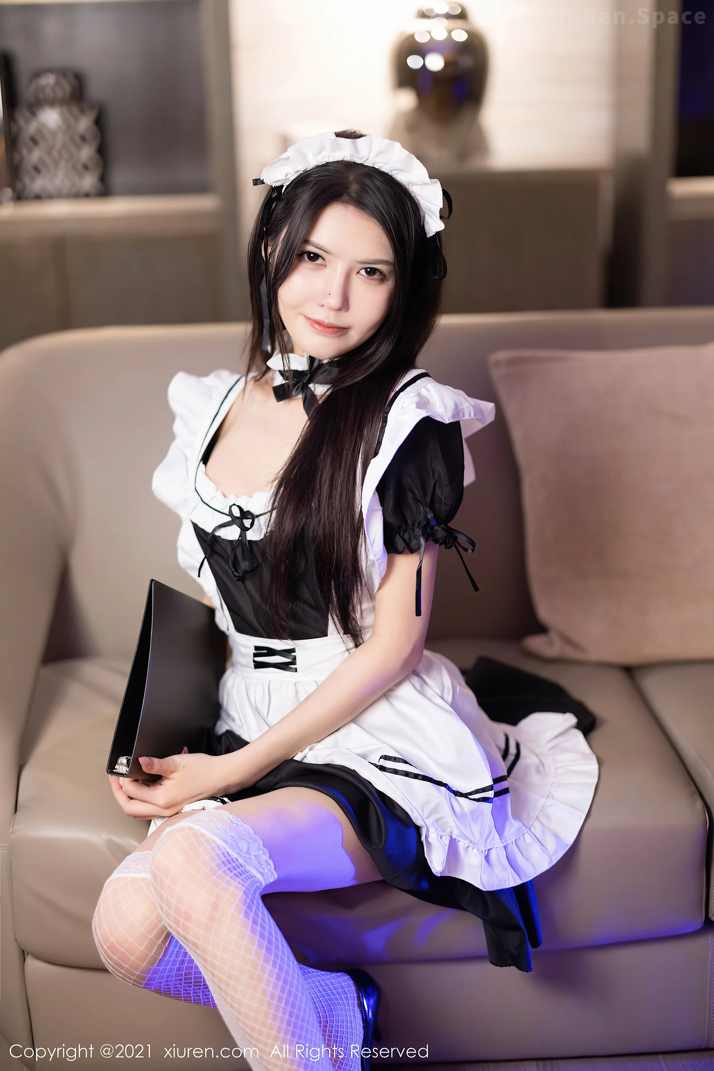 图片[4]-[XiuRen秀人网]VOL.4182 模特媛媛酱belle长三角旅拍私房女仆装配白丝网袜秀翘臀诱惑写真40P-秀人网官方网站